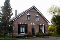Het aanzicht vanaf de Bommelweg, ingang links om de Hoek!